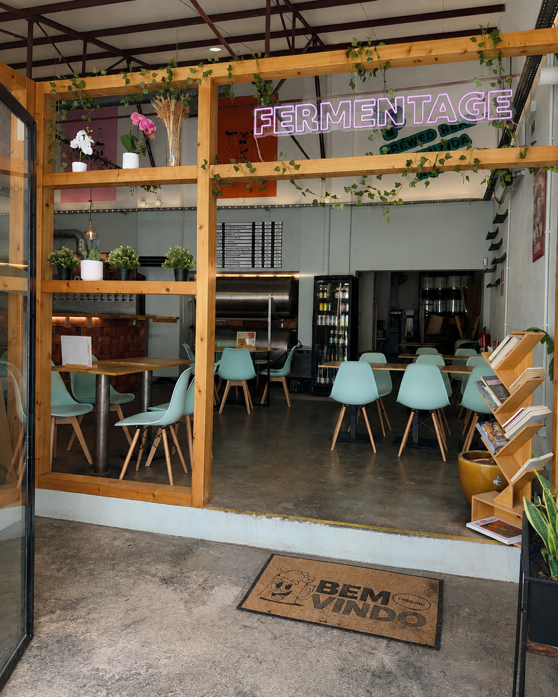 Zona lounge e mesas do interior do Fermentage