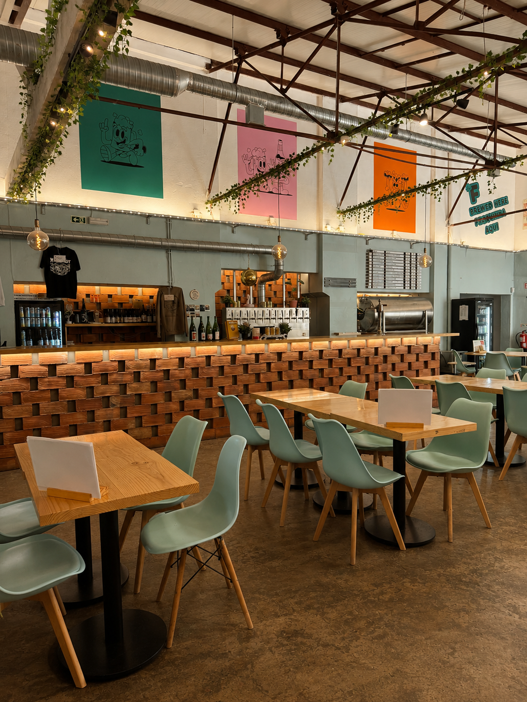 Bar em tijolo com iluminação suspensa